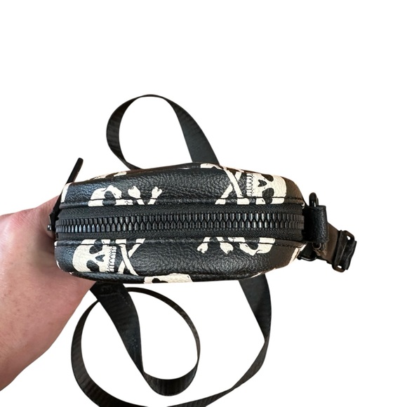Betsey Johnson skull and crossbones black white crossbody bag - Picture 6 of 9